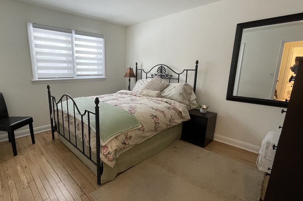 Photo of Bedroom in Mono