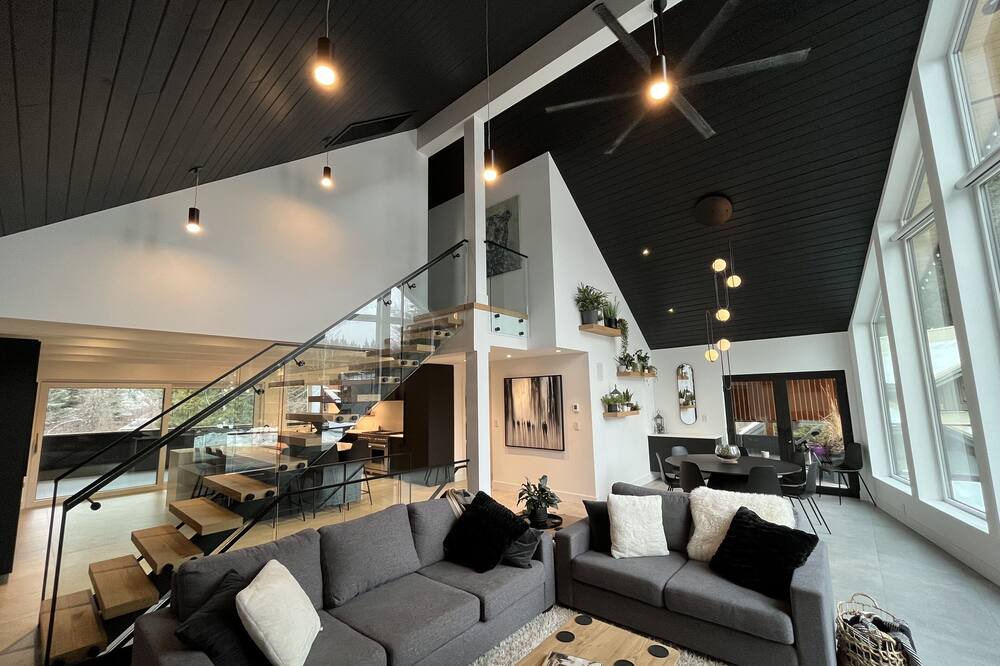 Photo of Livingroom in Whistler Cay Estates