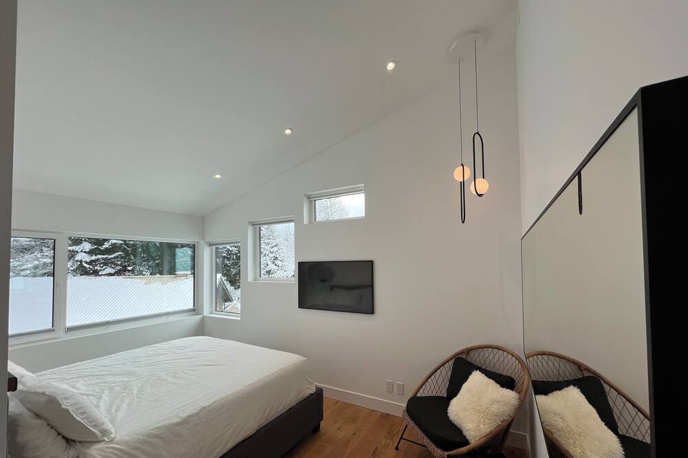 Photo of Bedroom in Whistler Cay Estates
