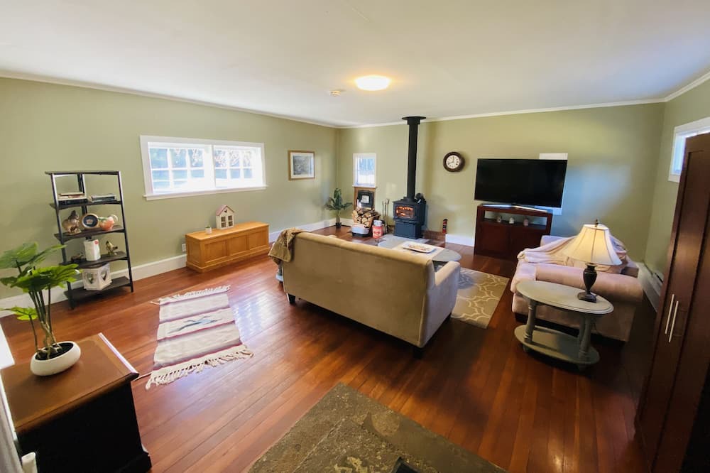 Photo of Bedroom in Courtenay