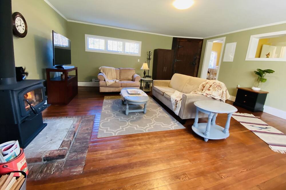 Photo of Livingroom in Courtenay