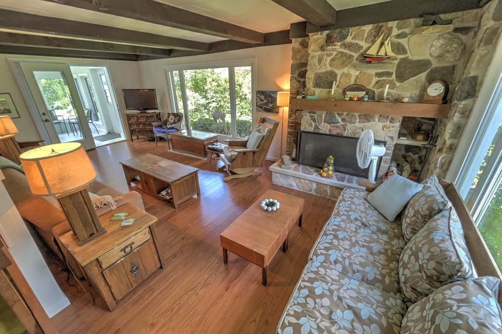 Photo of Livingroom in Rideau Lakes