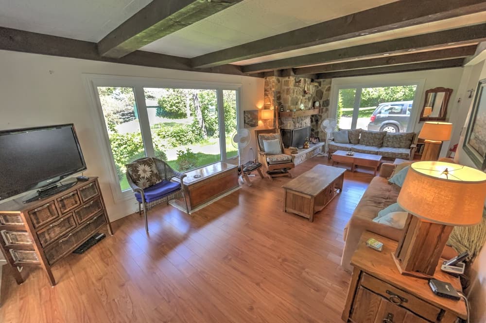 Photo of Livingroom in Rideau Lakes
