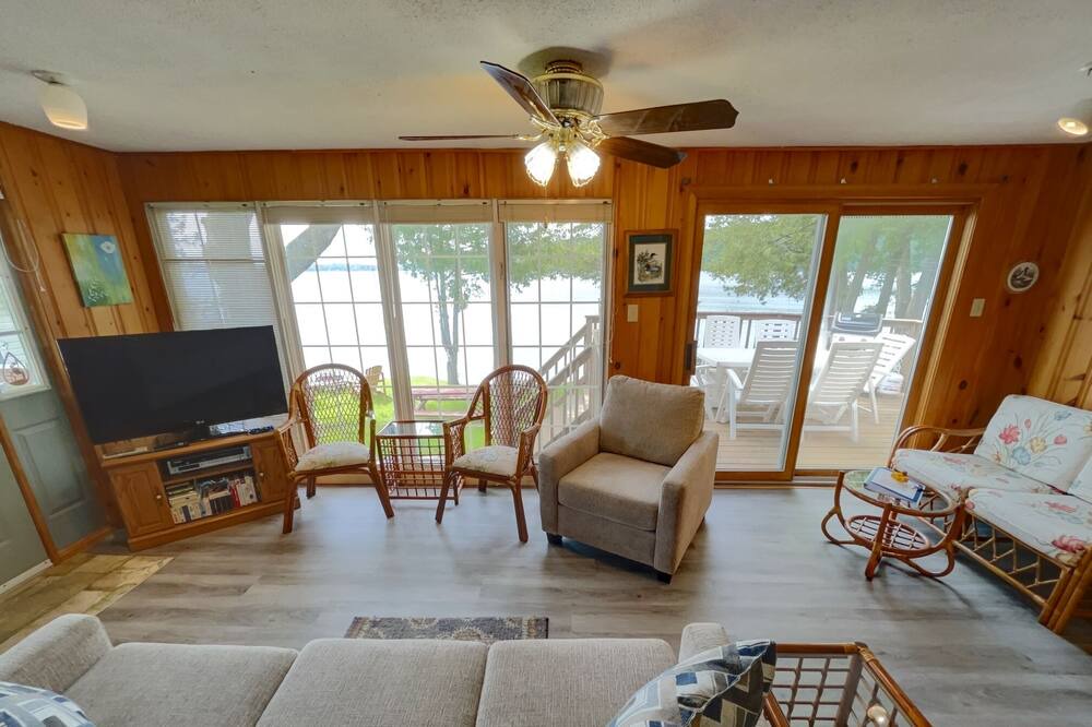 Photo of Livingroom in Rideau Lakes