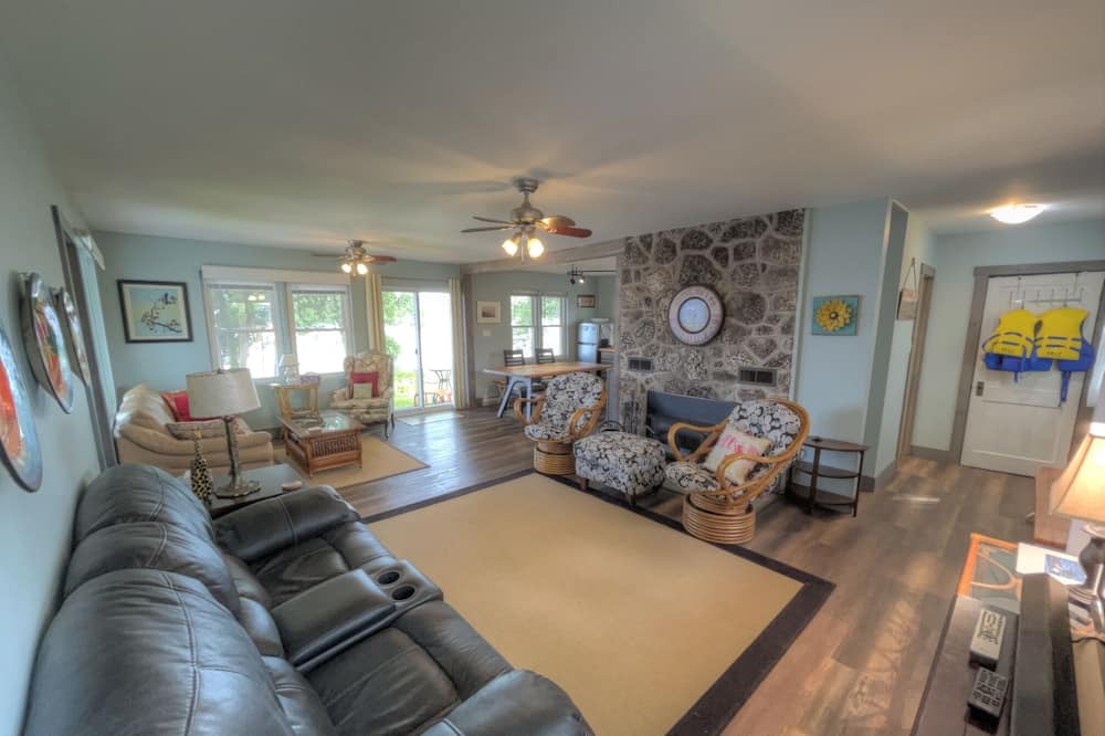Photo of Livingroom in Rideau Lakes