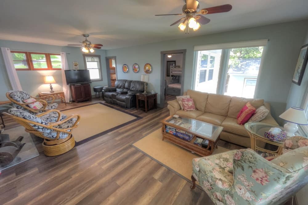 Photo of Livingroom in Rideau Lakes