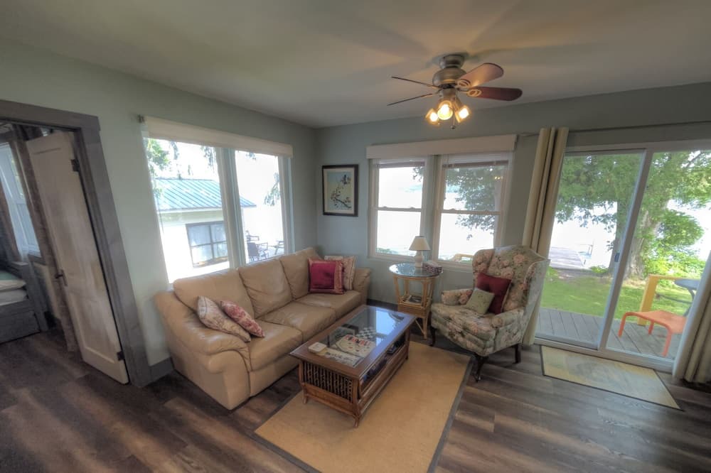 Photo of Livingroom in Rideau Lakes