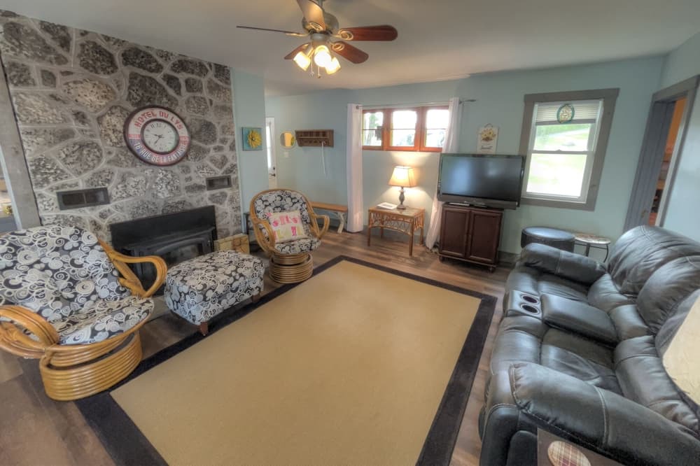 Photo of Livingroom in Rideau Lakes