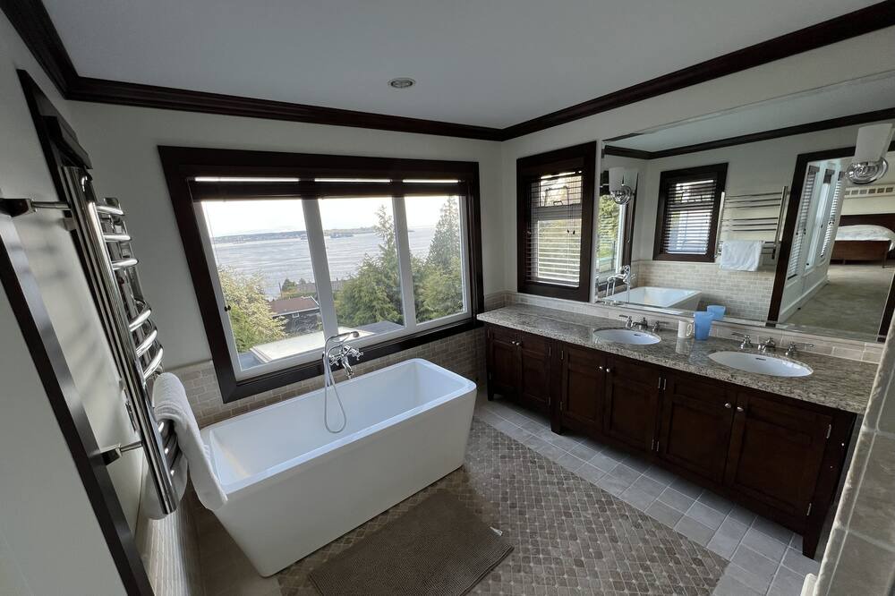 Photo of Bathroom in West Vancouver