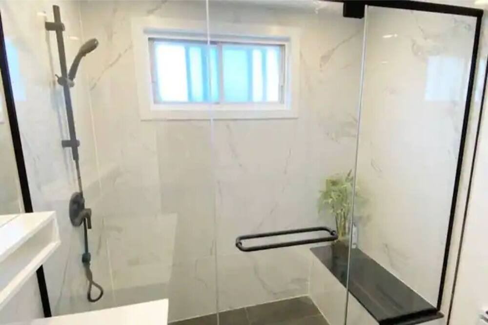Photo of Bathroom in Cote-Saint-Luc