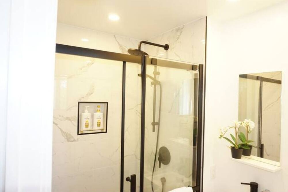 Photo of Bathroom in Cote-Saint-Luc