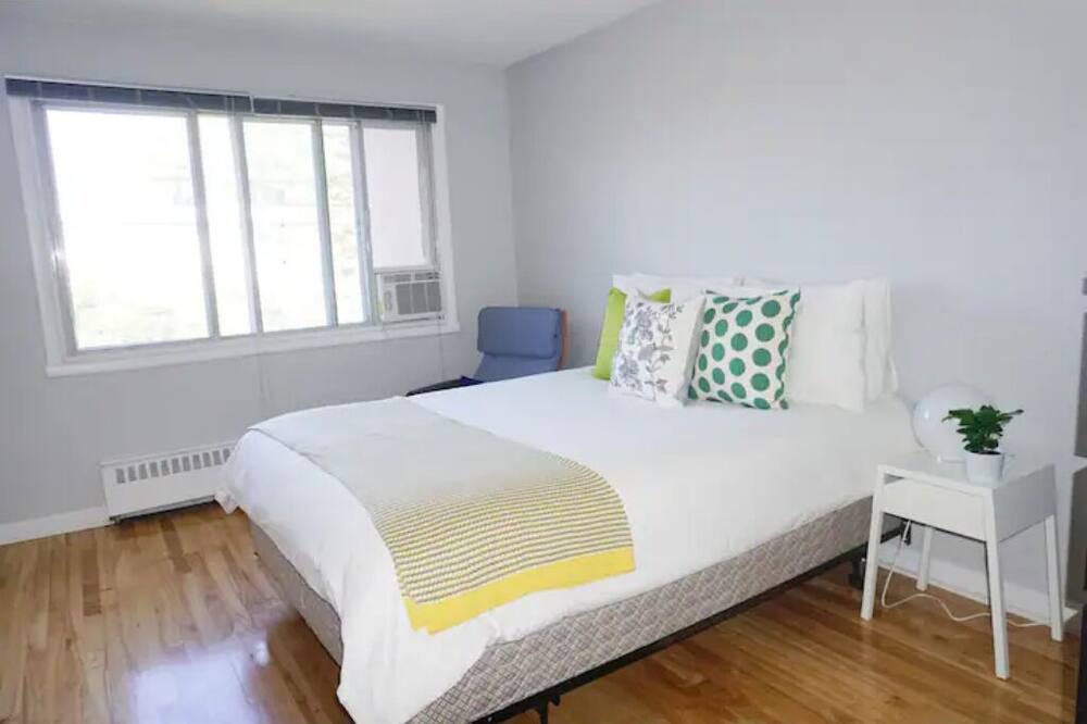 Photo of Bedroom in Cote-Saint-Luc