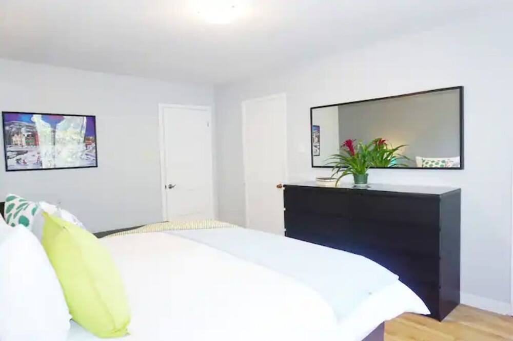 Photo of Bedroom in Cote-Saint-Luc