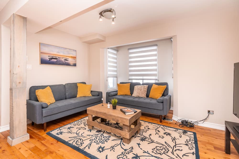 Photo of Livingroom in Alcona