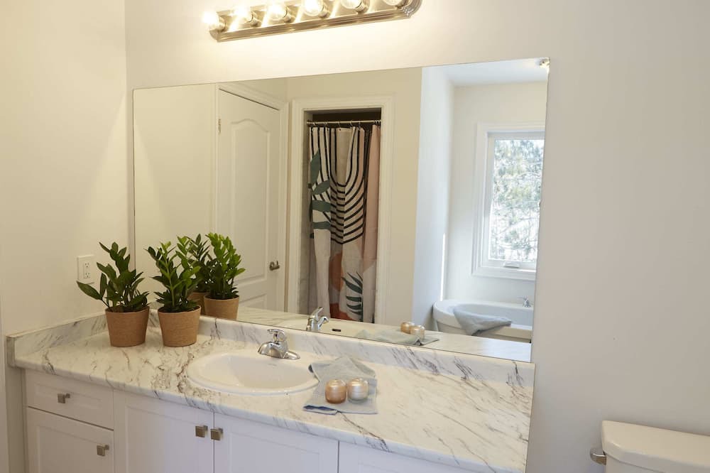 Photo of Bathroom in Oro-Medonte