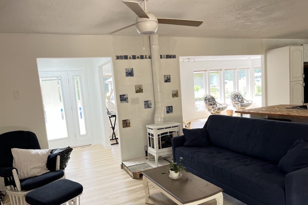 Photo of Livingroom in Fanny Bay
