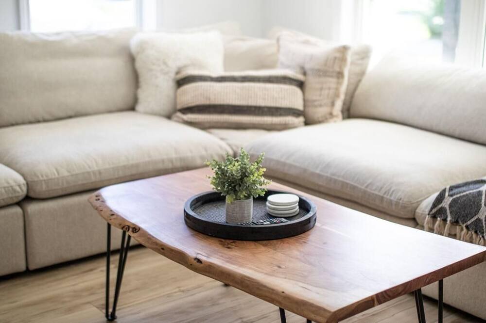 Photo of Livingroom in Town of Essex