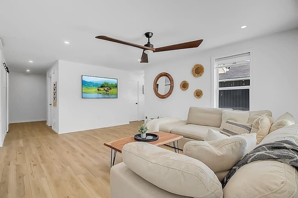 Photo of Livingroom in Town of Essex