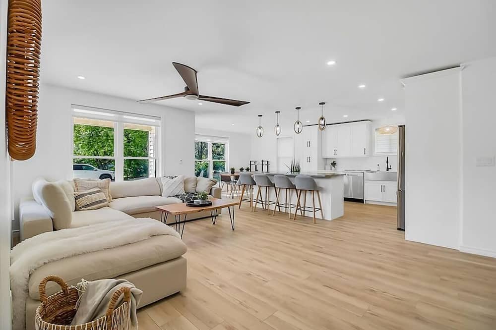 Photo of Livingroom in Town of Essex