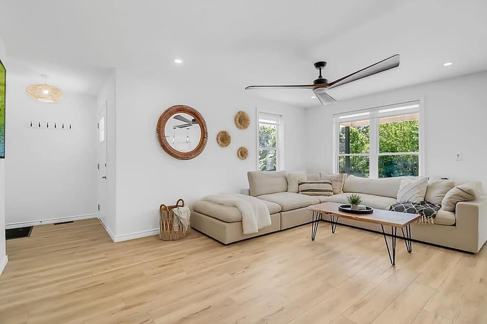 Photo of Livingroom in Town of Essex