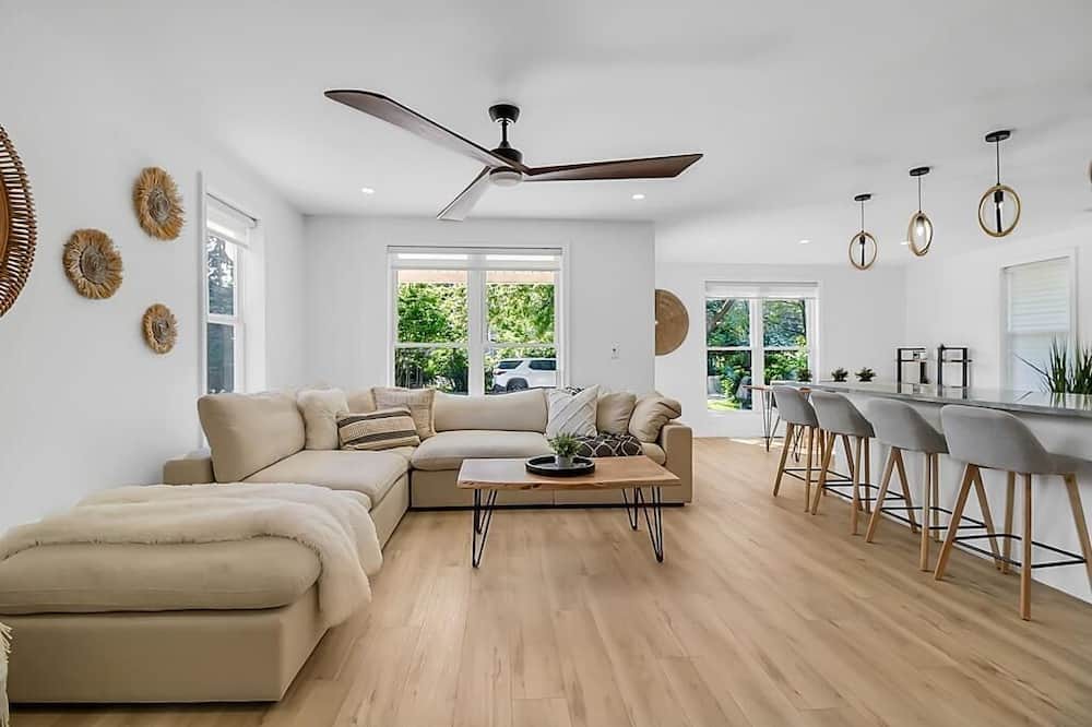 Photo of Livingroom in Town of Essex