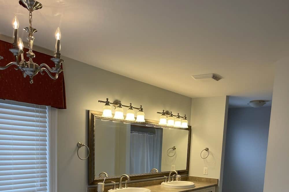 Photo of Bathroom in Victoria Harbour