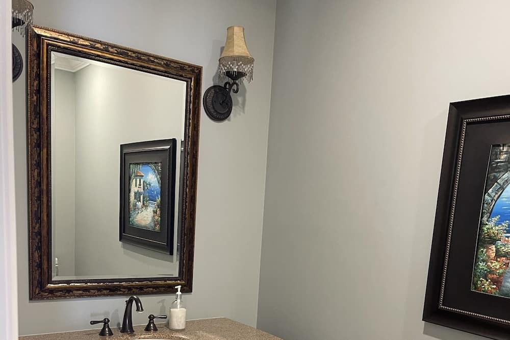 Photo of Bathroom in Victoria Harbour