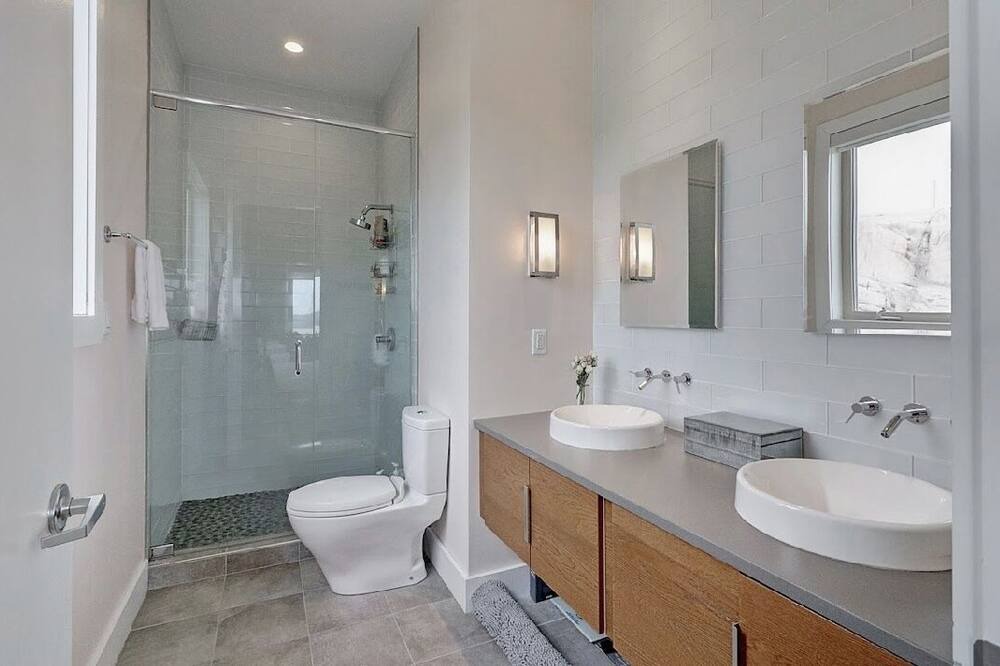 Photo of Bathroom in Canal