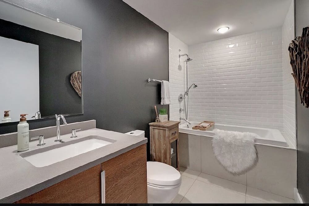 Photo of Bathroom in Canal