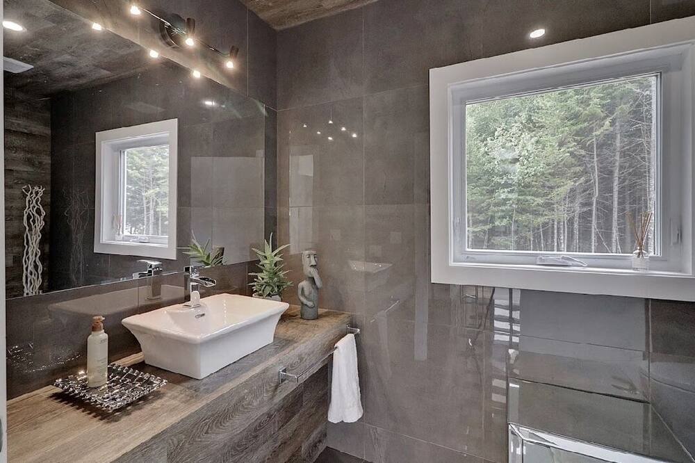 Photo of Bathroom in Canal