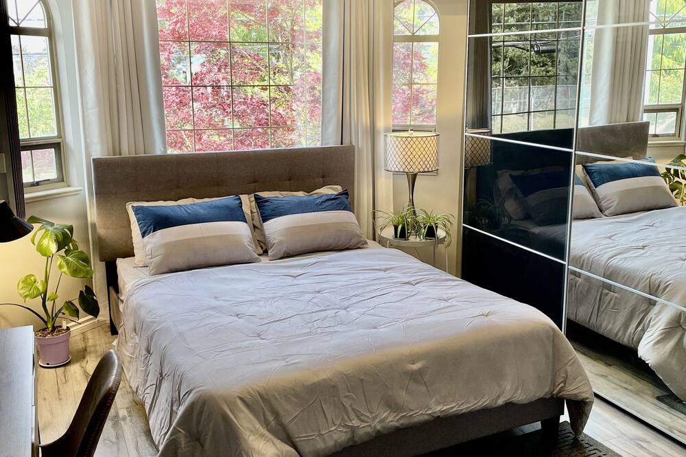 Photo of Bedroom in Renfrew-Collingwood