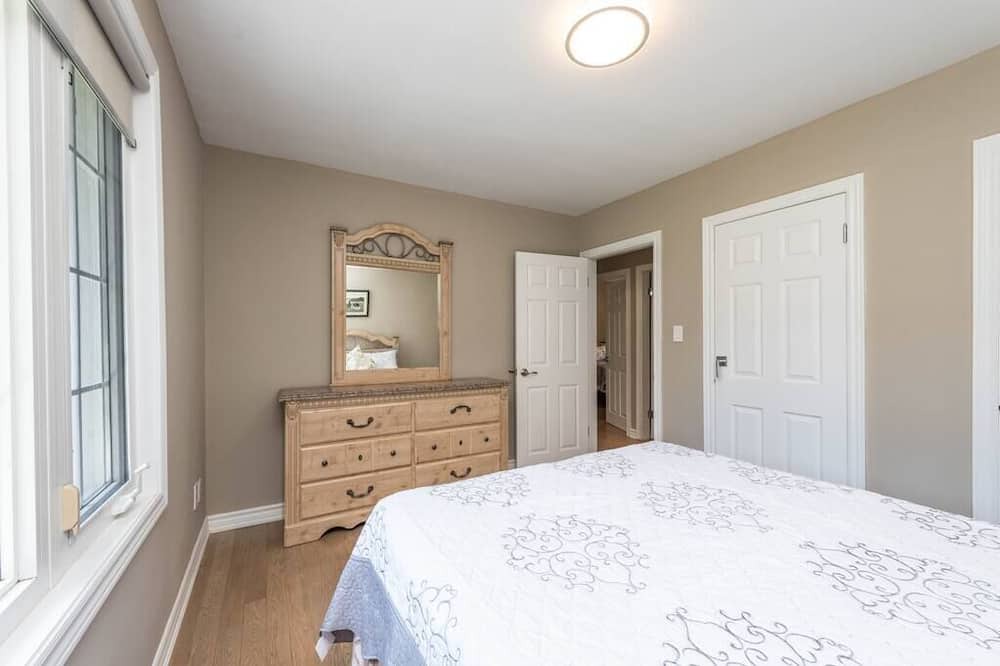 Photo of Bedroom in Clarkson-Lorne Park