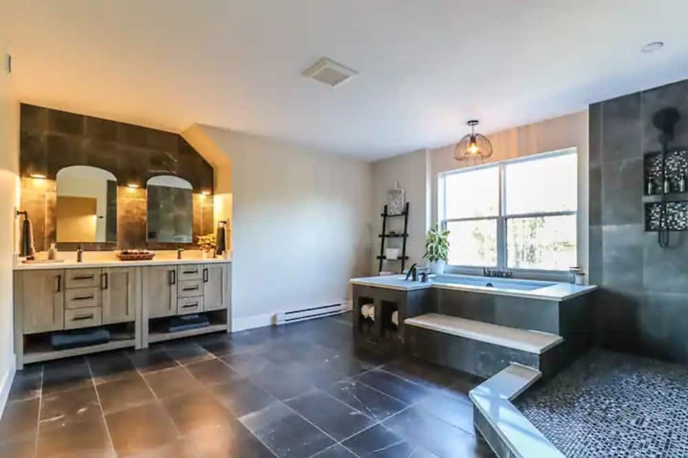 Photo of Bathroom in Quispamsis