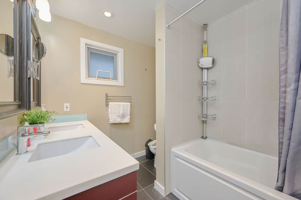 Photo of Bathroom in West Point Grey