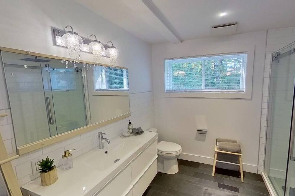 Photo of Bathroom in Mille-Isles