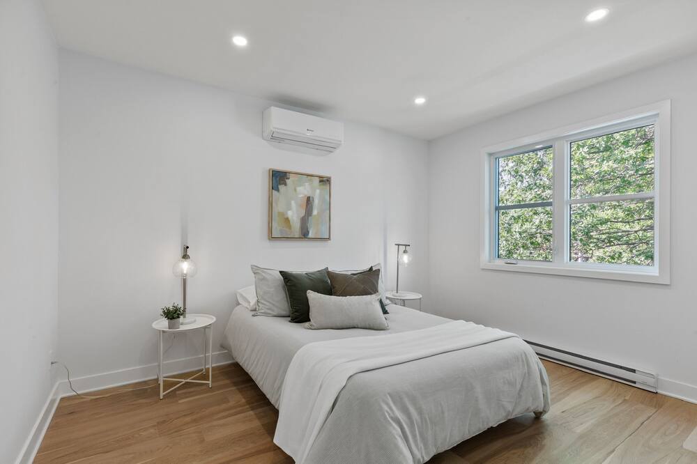 Photo of Bedroom in Saint-Lambert