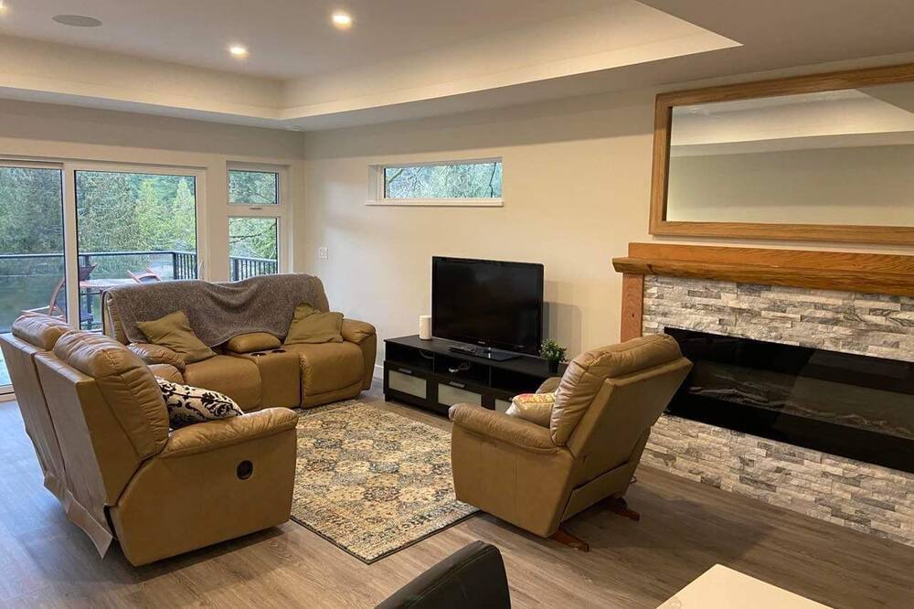 Photo of Livingroom in Madeira Park