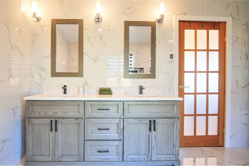 Photo of Bathroom in Caplan