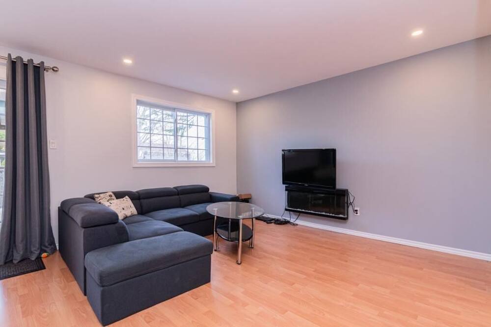 Photo of Livingroom in Pierrefonds-Roxboro