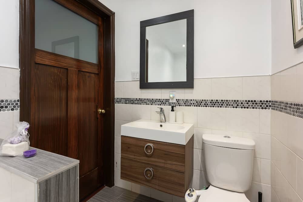 Photo of Bathroom in La Petite-Patrie