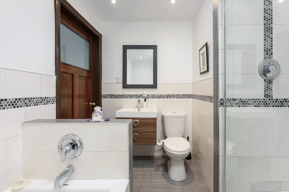 Photo of Bathroom in La Petite-Patrie