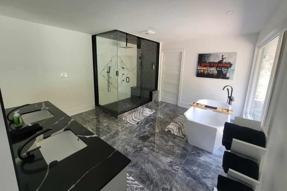 Photo of Bathroom in Mono