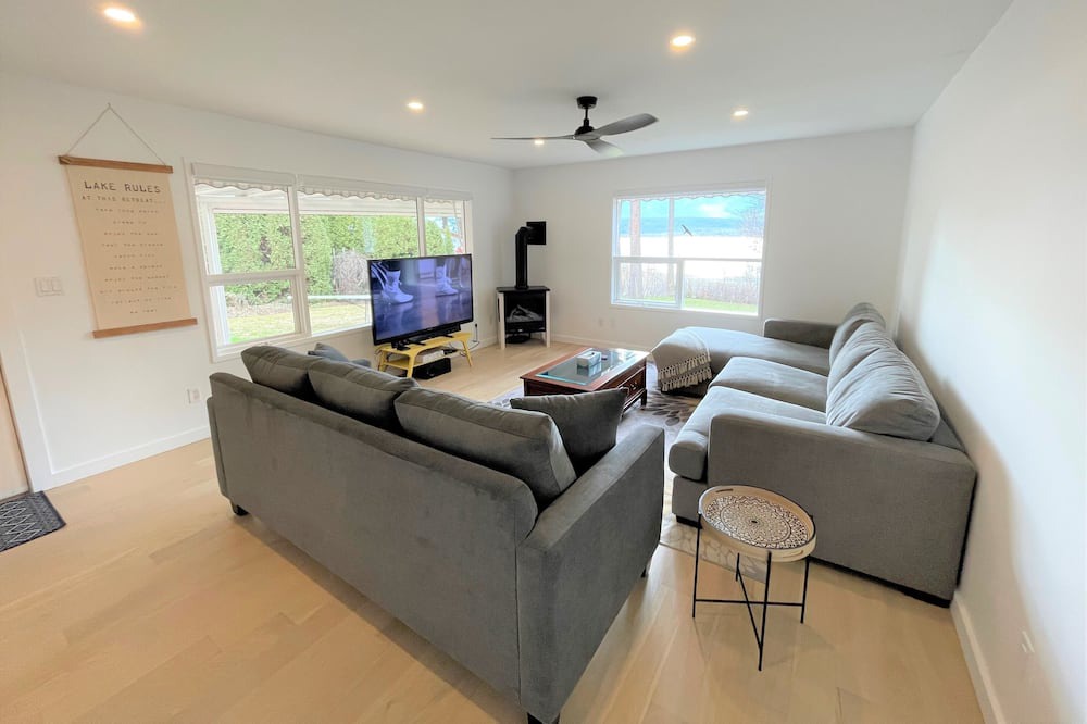 Photo of Livingroom in Salmon Arm
