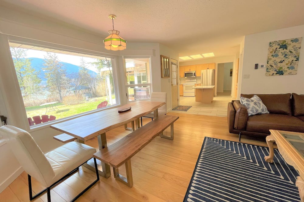 Photo of Livingroom in Salmon Arm