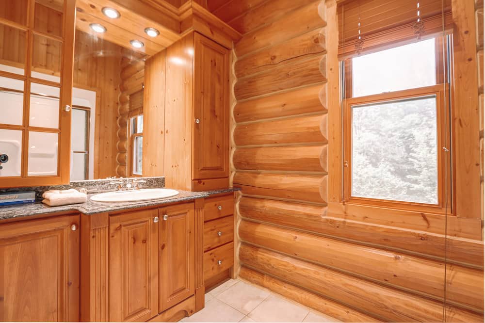 Photo of Bathroom in Mille-Isles