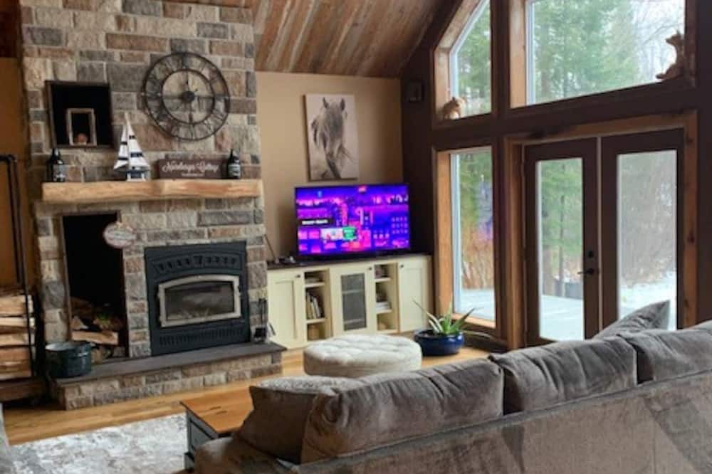 Photo of Livingroom in Haliburton