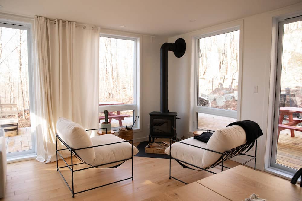 Photo of Livingroom in Bolton-Est
