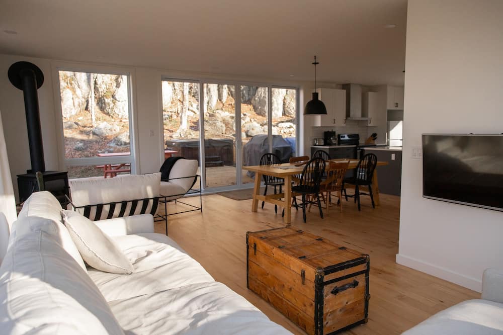 Photo of Livingroom in Bolton-Est