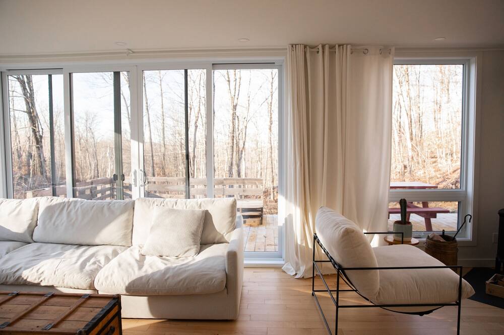 Photo of Livingroom in Bolton-Est