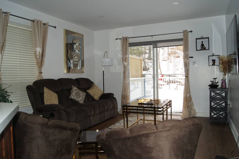 Photo of Livingroom in Wasaga Beach